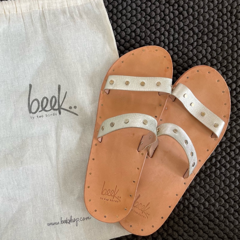 BEEK WOODPECKER STUDDED SLIDE SANDAL IN PLATINUM GOLD/ NATURAL